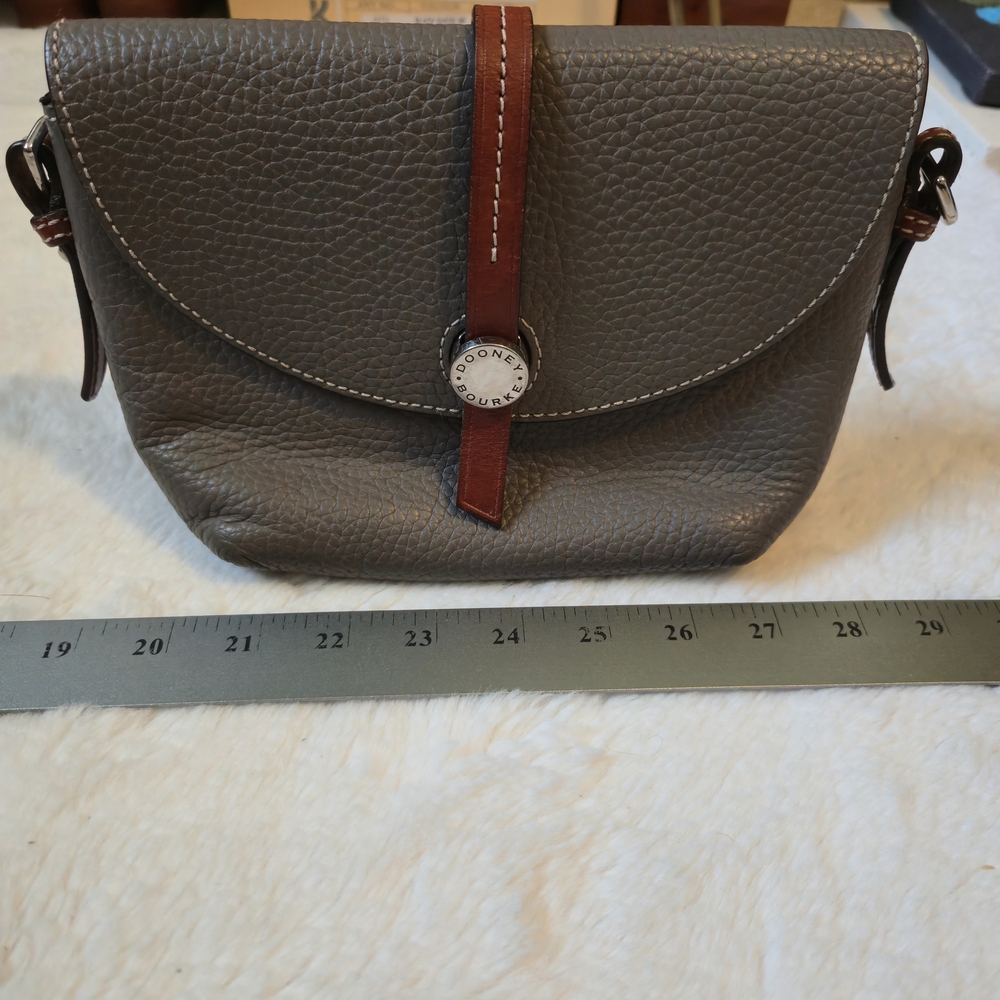 Dooney & Bourke crossbody NEEDS REPAIR